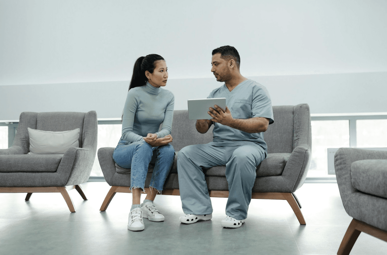 Digital Health - Illustration 3 Médecin et patient regardant une tablette